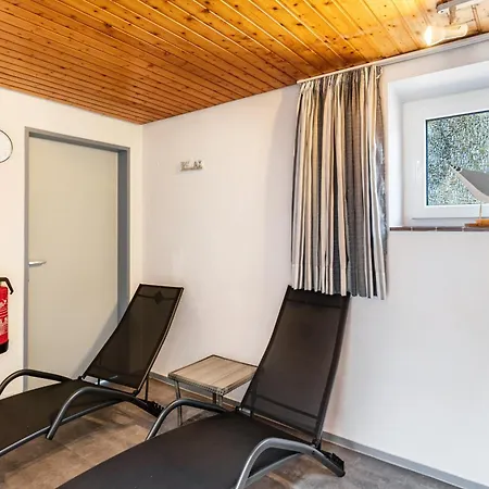 Haus Achtern Diek - *