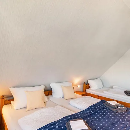 Haus Achtern Diek - *